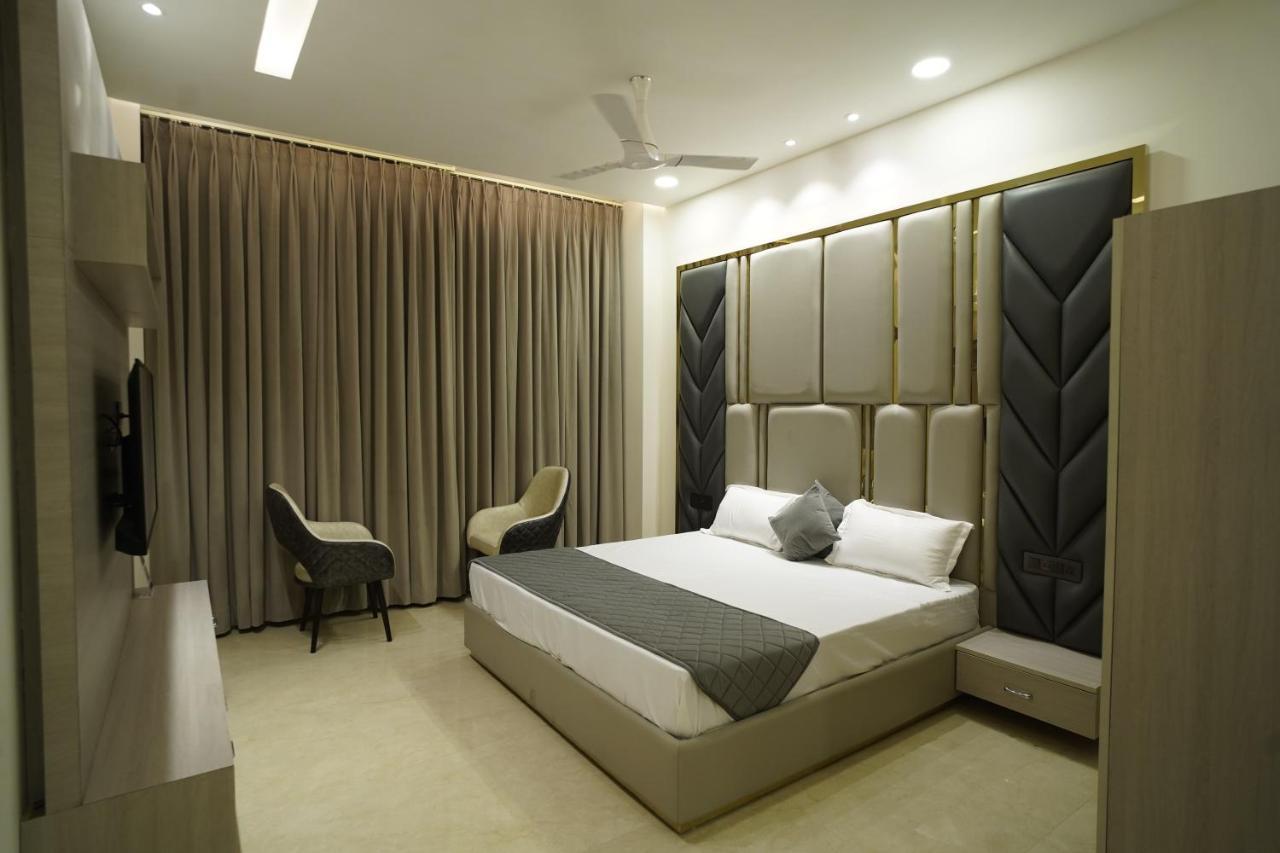 Ovel Hotel لوديانا الغرفة الصورة